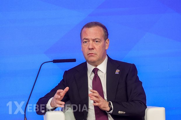 Medvedev Makronu Qrenlandiya ilə bağlı açıqlamasından sonra Qalliya xoruzu adlandırdı