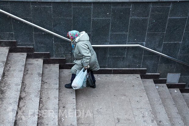 Rusiyalı təqaüdçü pilləkəndən yıxıldığına görə 150.000 rubl mükafatlandırılıb