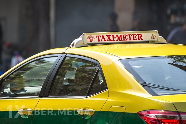 Taylandda taksi sürücüsü rusiyalı turistləri təhqir edərək onları lentə alıb