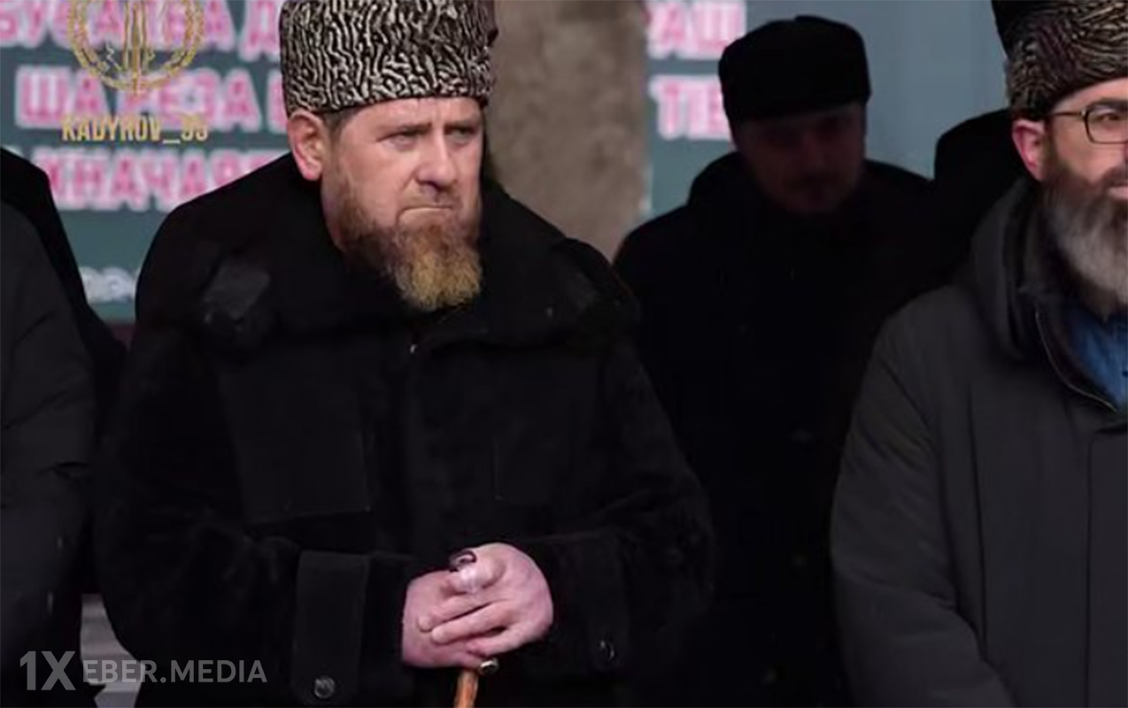 Kadırov ictimaiyyət qarşısına əsa ilə çıxdı