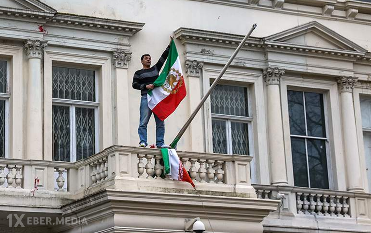 Londondakı səfirliyin binası üzərindəki İran bayrağını dəyişdirdi - Video