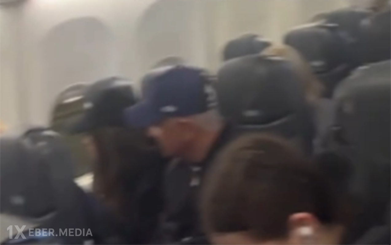 İstanbul-Krasnodar reysində problem - Sərnişinlərin çıxmasına icazə verilmədi+Video