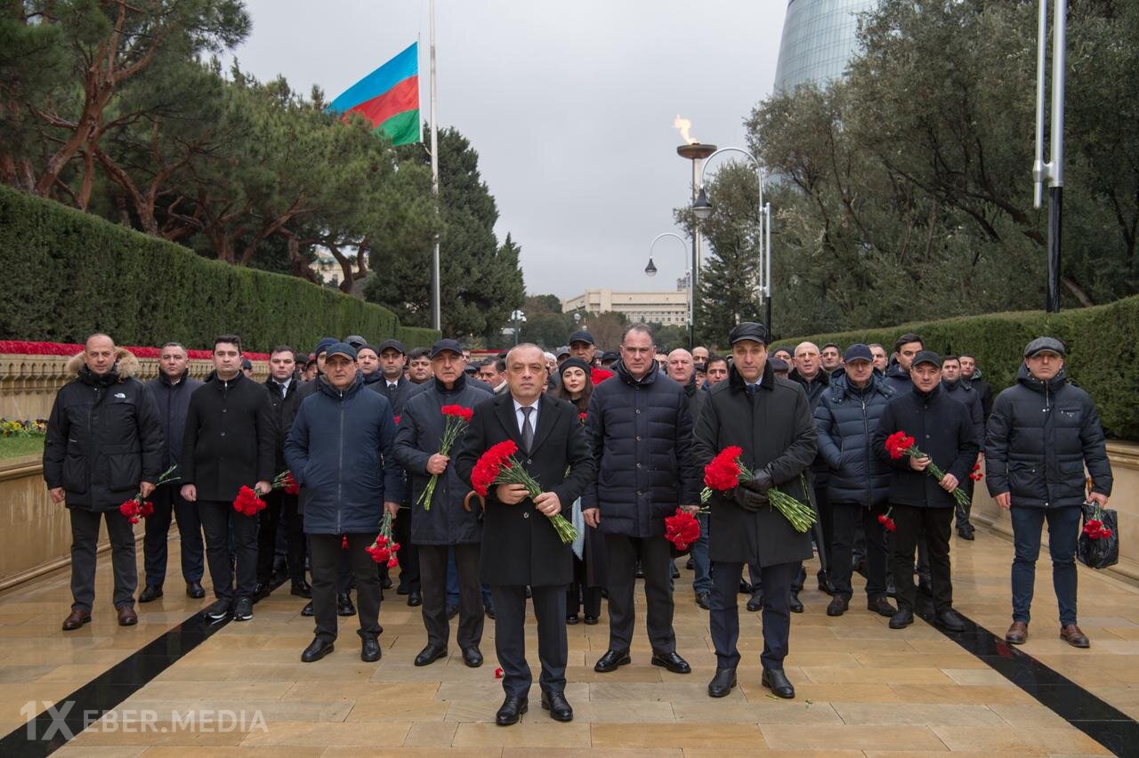 Azərbaycan Dövlət Su Ehtiyatları Agentliyinin kollektivi Şəhidlər xiyabanını ziyarət edib