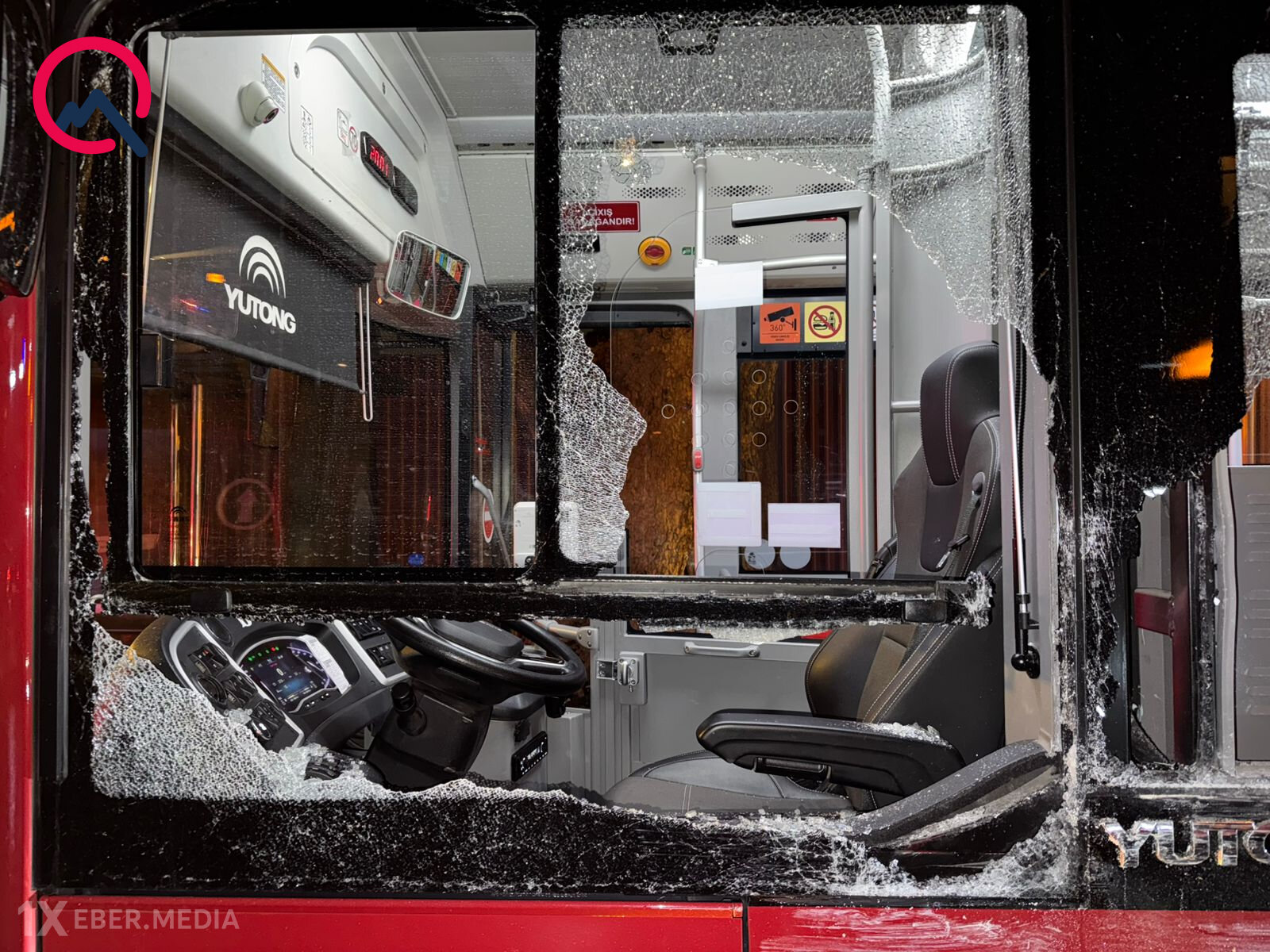 Sərnişin avtobusu yük maşını ilə toqquşdu - Yaralı var