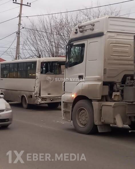 Sarayda qəza : TIR sərnişin avtobusu ilə toqquşdu