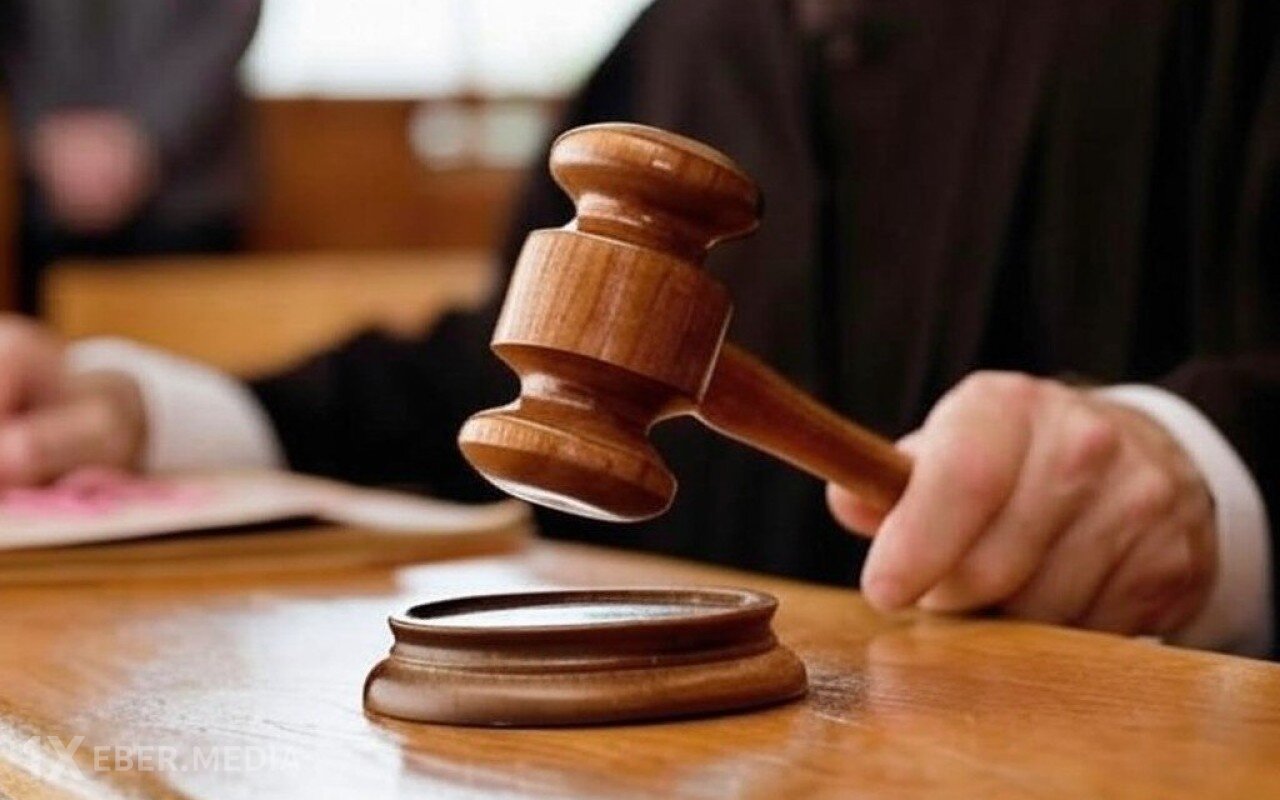 Məhkəmə bir cinayət işi üzrə 50 nəfərdən çox şəxs barəsində məcburi gətirilmə qərarı verdi