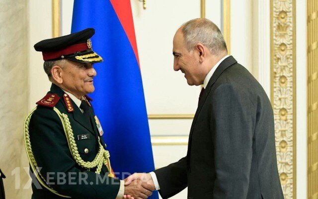 Paşinyan Hindistanın Qərargah rəisi ilə görüşdü