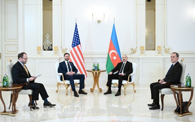 Prezidentin Venslə geniş tərkibdə görüşü başlayıb