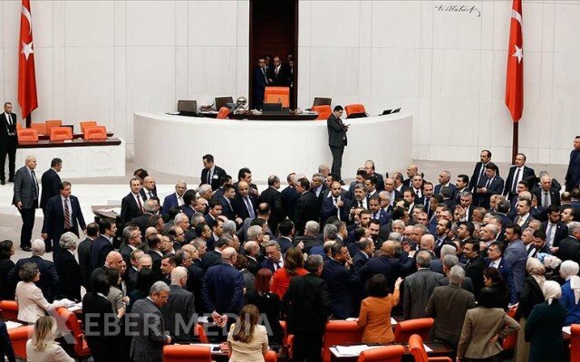 Yeni nazirlərin təyinatı Türkiyə parlamentində davaya səbəb oldu - VİDEO
