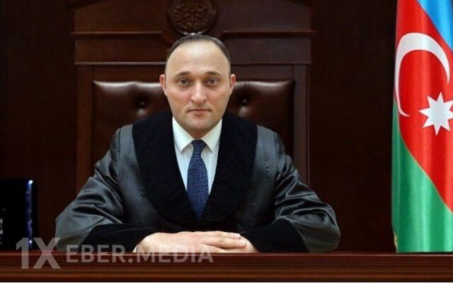 “Atanı uşağa qolu qandallı göstərməyin” - Məhkəmə zalında təsirli anlar