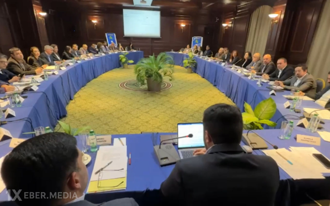 Azərbaycan nümayəndələri İrəvanda dəyirmi masada iştirak edir