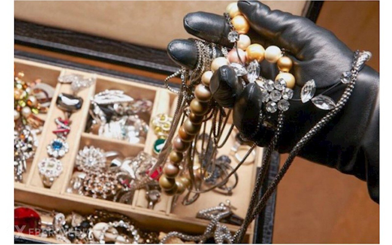 Bakıda dayanacaqda çantasını unutdu - Qızılları oğurlandı