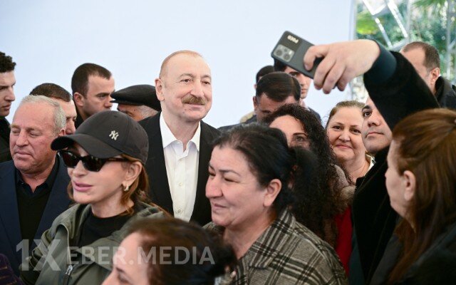 Prezident və ailəsi sakinlərlə görüşdü