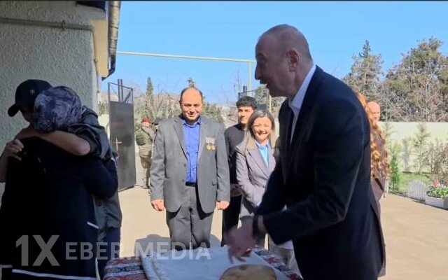Prezident Xocavənd sakininə təndir çörəyi təklif etdi - "Dadına baxın" (VİDEO)