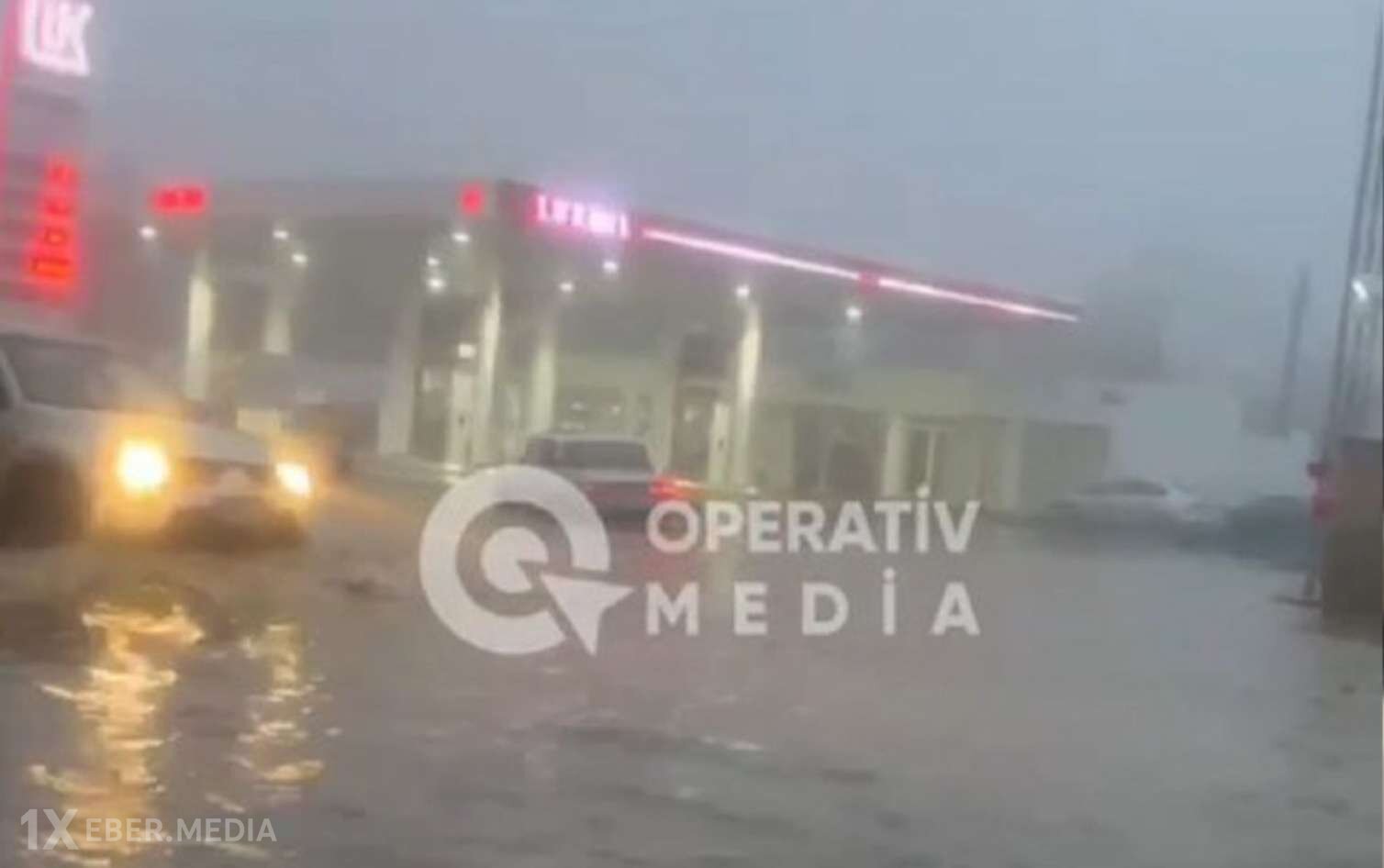 Prospektdəki xətdə qəza - Maşınlar suyun altında qaldı - VİDEO