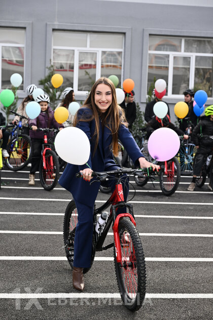 Prezidentin qızı və gəlini uşaqlara velosiped hədiyyə etdilər