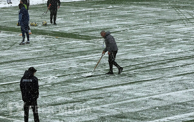 Qurban Qurbanov stadionda qar təmizləyir - Video