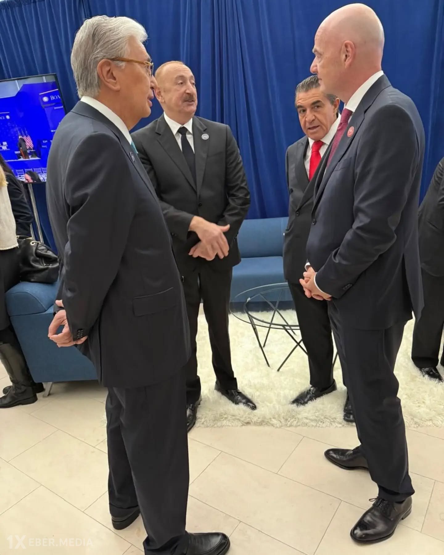 İlham Əliyev Sülh Şurasının ilk iclası çərçivəsində bir sıra liderlərlə  ayaqüstü söhbətləşib