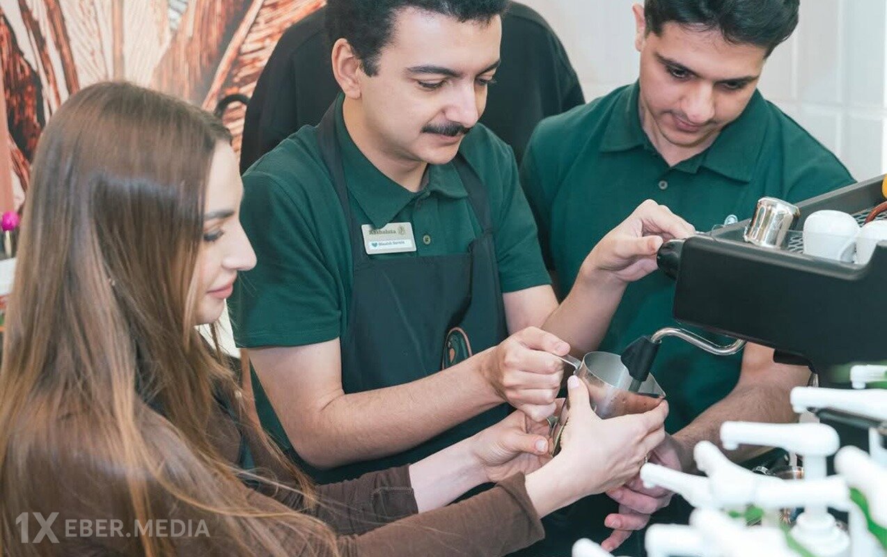 Prezidentin gəlini onlarla kofe hazırladı - Fotolar