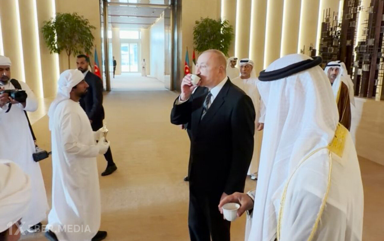 Prezidenti aeroportda simvolik içki ilə qarşıladılar - Video