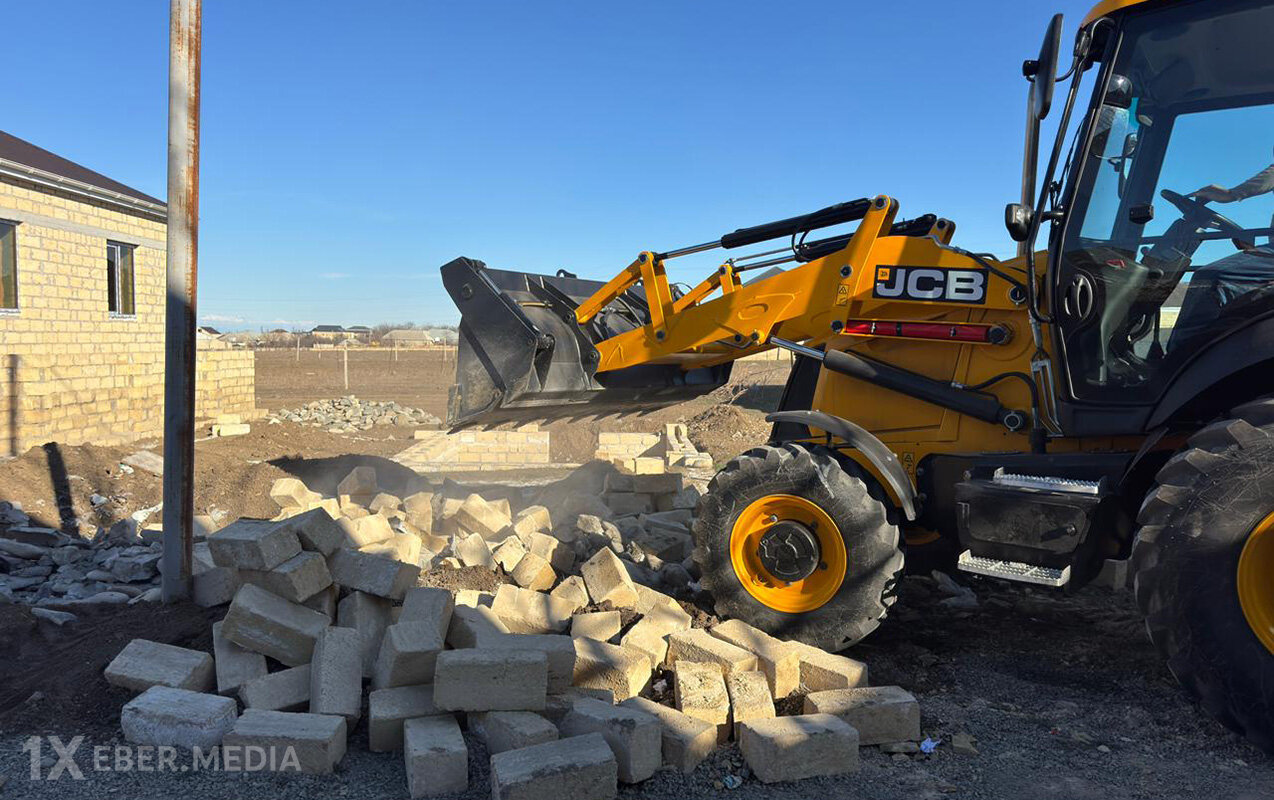 Göygölün Üçtəpə kəndində qanunsuz tikili söküldü - Fotolar
