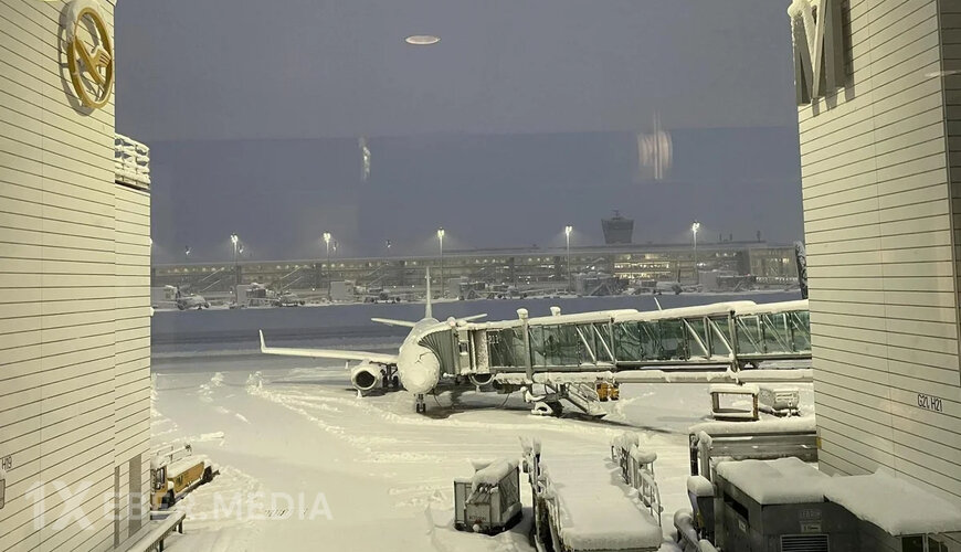 Qar səbəbindən 500 sərnişin gecəni təyyarələrdə keçirdi