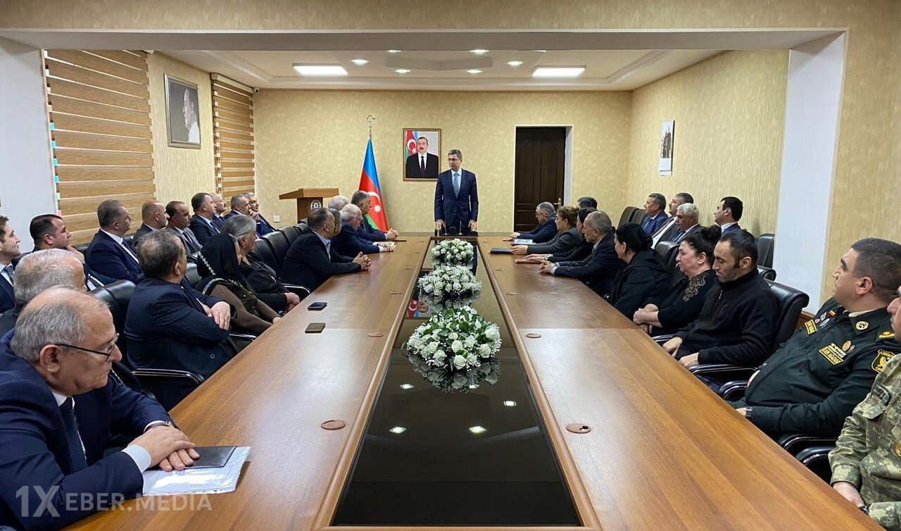 Elşən Salahov Xocalı soyqırımında həlak olmuş soydaşlarımızın ailə üzvləri ilə görüş keçirib