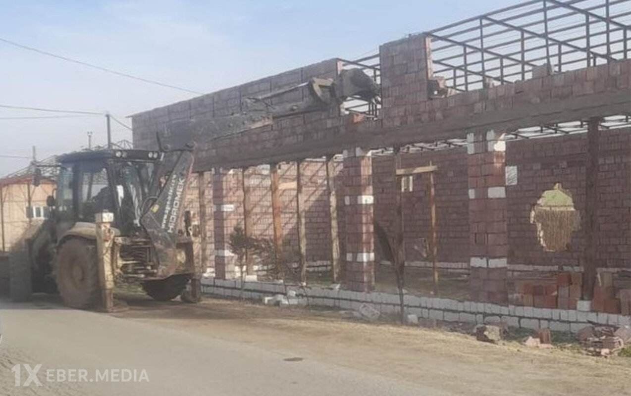 Füzulidə qanunsuz tikili söküldü - Video