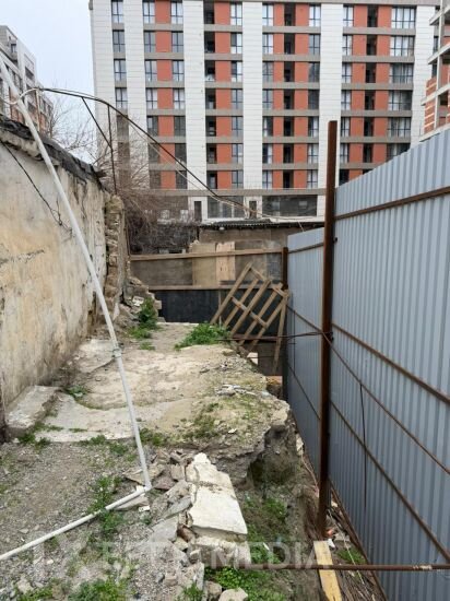 “Nizami City” vətəndaşın mənzilini təhlükəli hala saldı– “Gecələr növbə çəkirik”