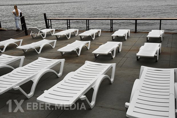 Rusiyalı hakim Qara dəniz sahilində günəş şezlonqundan ədalət mühakiməsi etdi