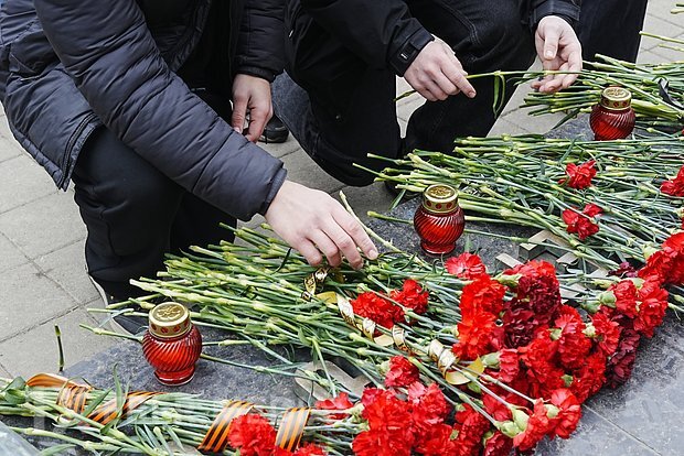 Sankt-Peterburqda Leninqrad otelində baş verən yanğını söndürərkən həlak olan xilasedicilərin xatirəsi yad edilib