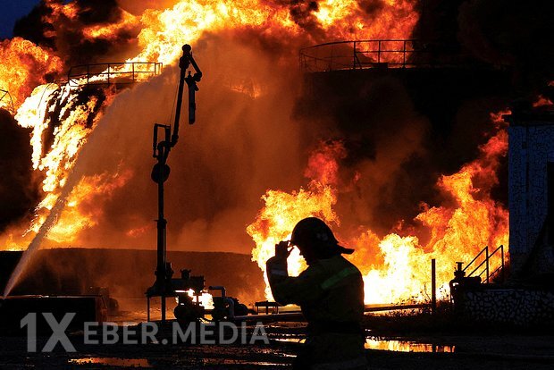 Ukraynada neft anbarında bir həftədir davam edən yanğın baş verib