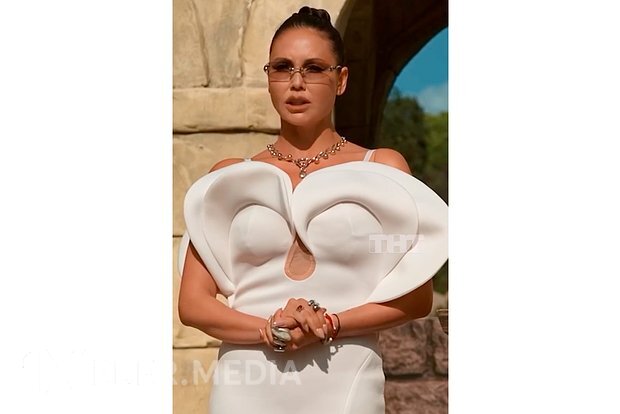 Laysan Utyaşevanın şou üçün geyindiyi geyim internetdə "köftə kostyumu" ifadəsi ilə lağa qoyulub