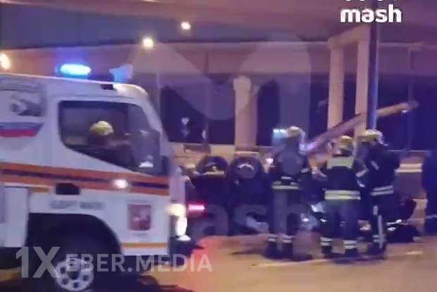 Moskvada xarici avtomobil yol ötürücüsündən uçaraq aşağıdakı avtomobillərə çırpılıb