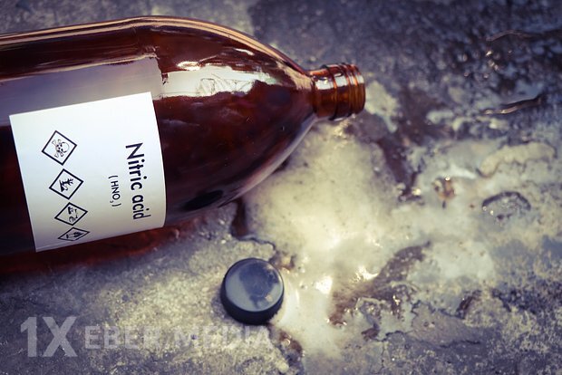 Ruslar özlərinə bir şüşə turşu tökdülər