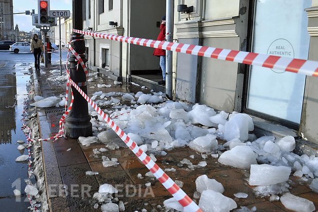 Rusiyanın bir şəhərində buz parçası az qala yoldan keçənlərin üzərinə düşəcəkdi