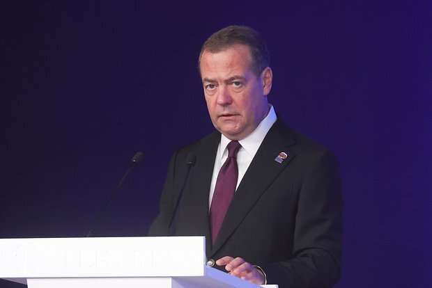 Medvedev Rusiya ilə bütün münasibətlərin yenidən nəzərdən keçirilməsinə çağırdı