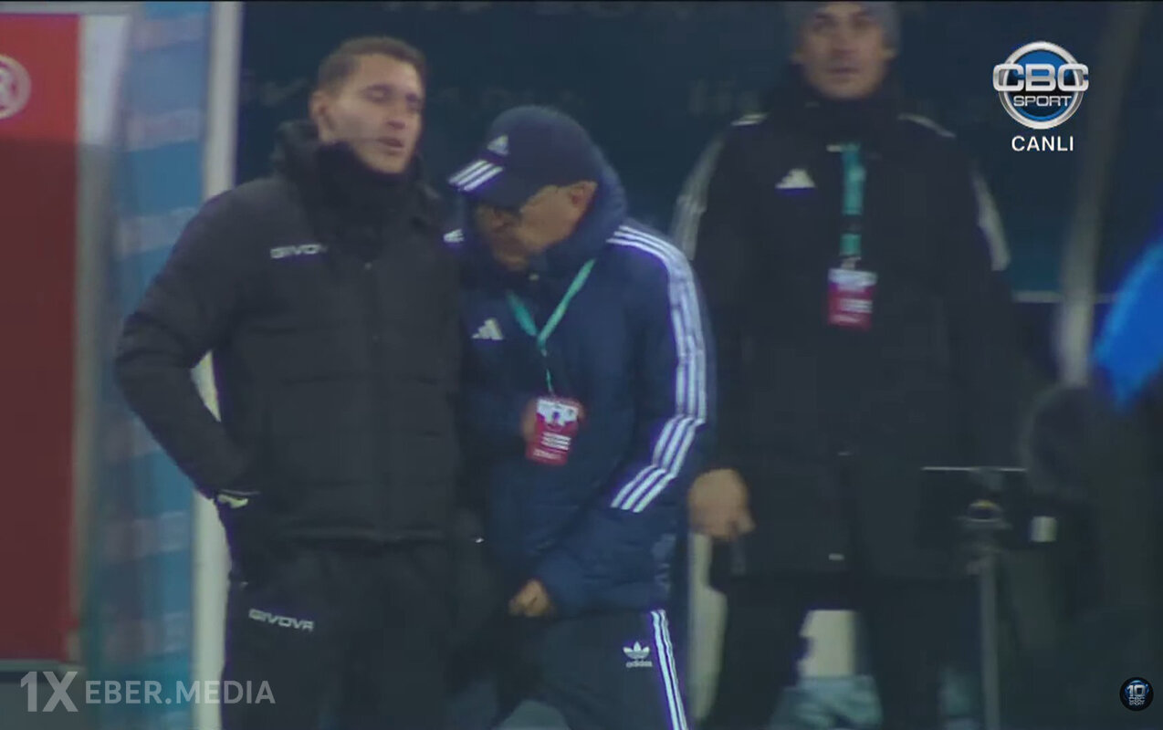 Hakimi itələyib qırmızı vərəqə aldı - Meydandan qovuldu-Video