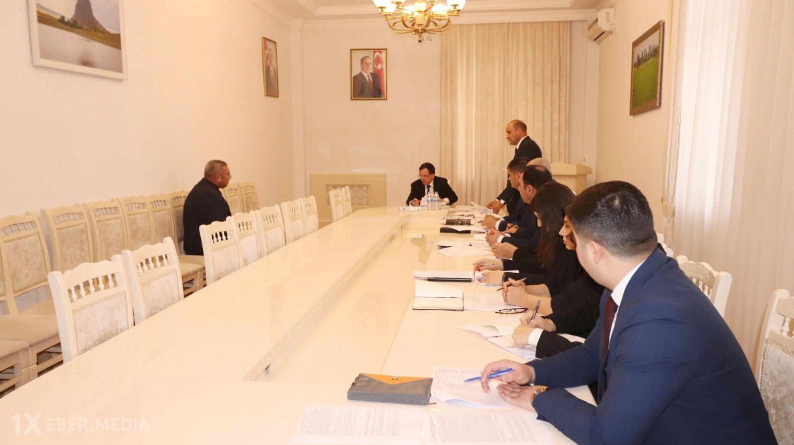 İcra başçısının vətəndaşlarla Putin-Makron sayağı görüşü: Masanı boş saxladı