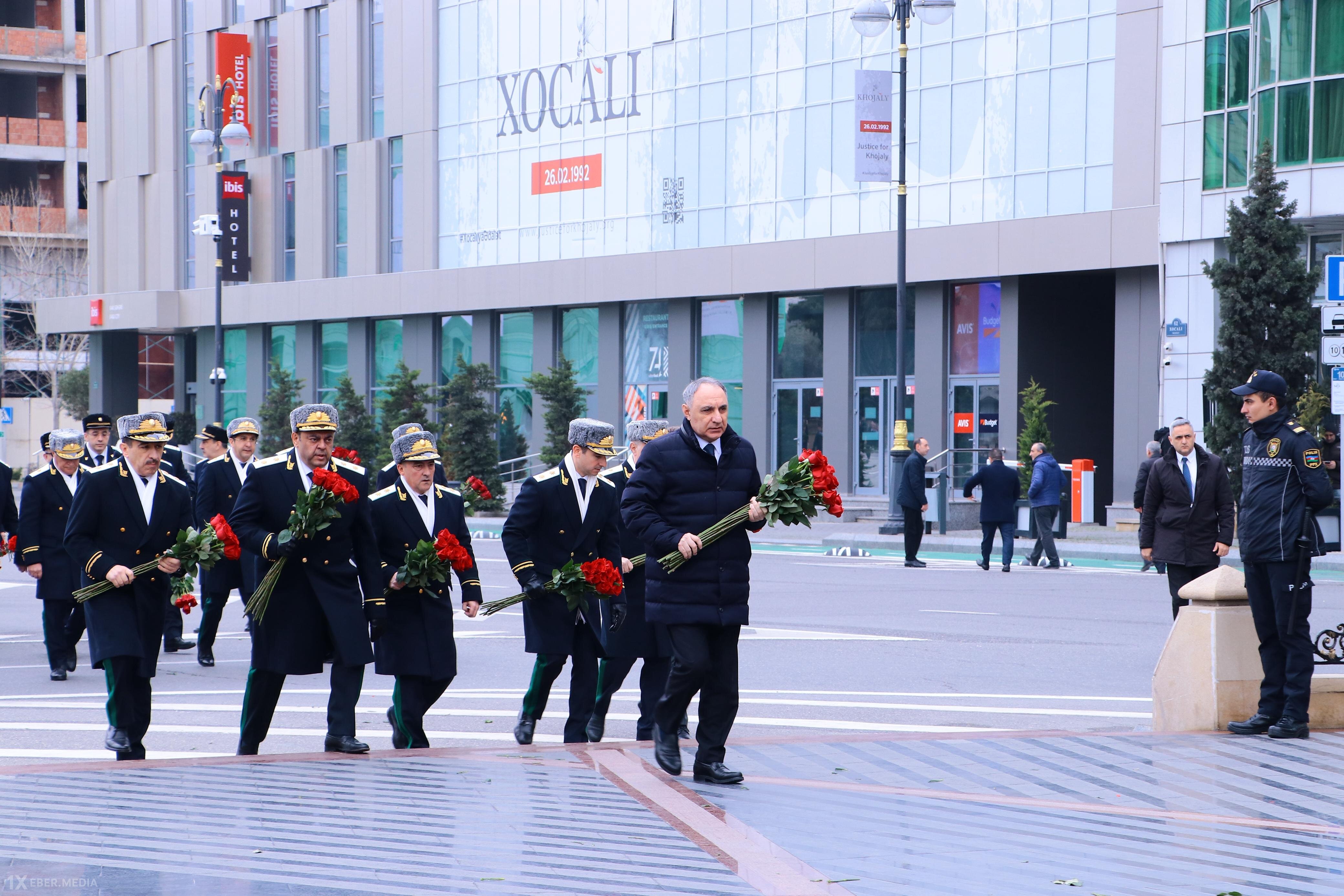 Prokurorluq əməkdaşları Xocalı soyqırımı abidəsini ziyarət edib
