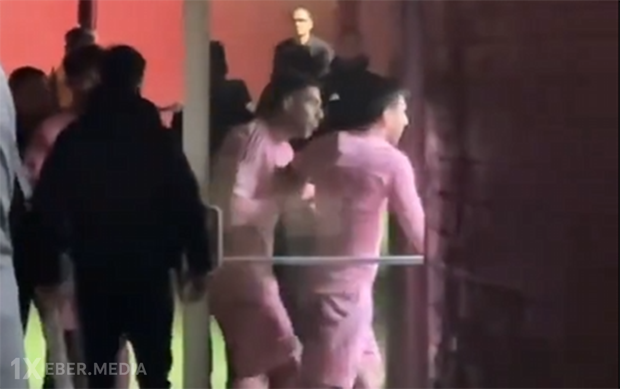 Messi əsəbiləşdi, Suares müdaxilə etdi - Video