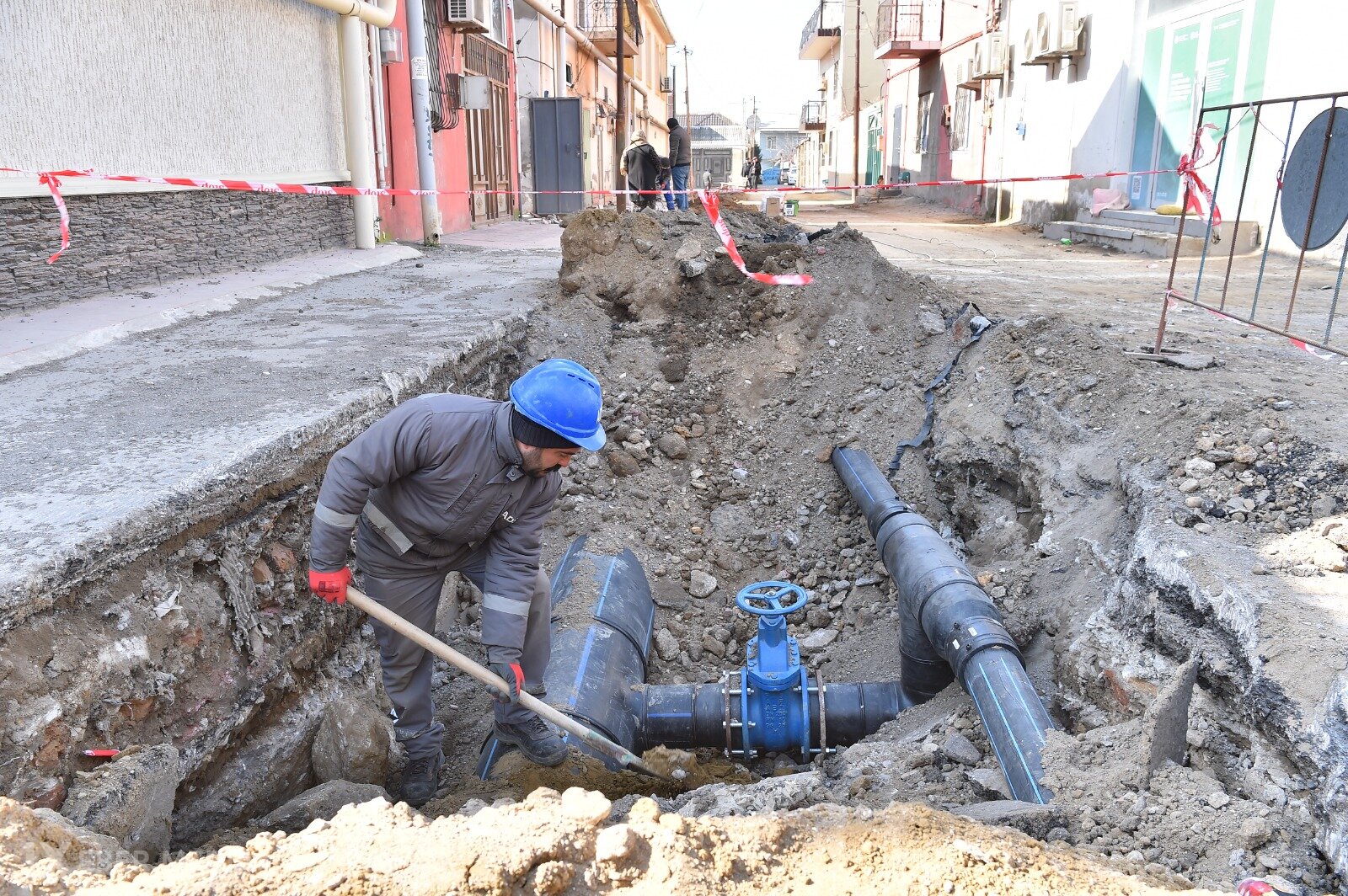 Xətai rayonunda evlərin altında qalan magistral su xətti əvəzlənərək yeri dəyişdirilir