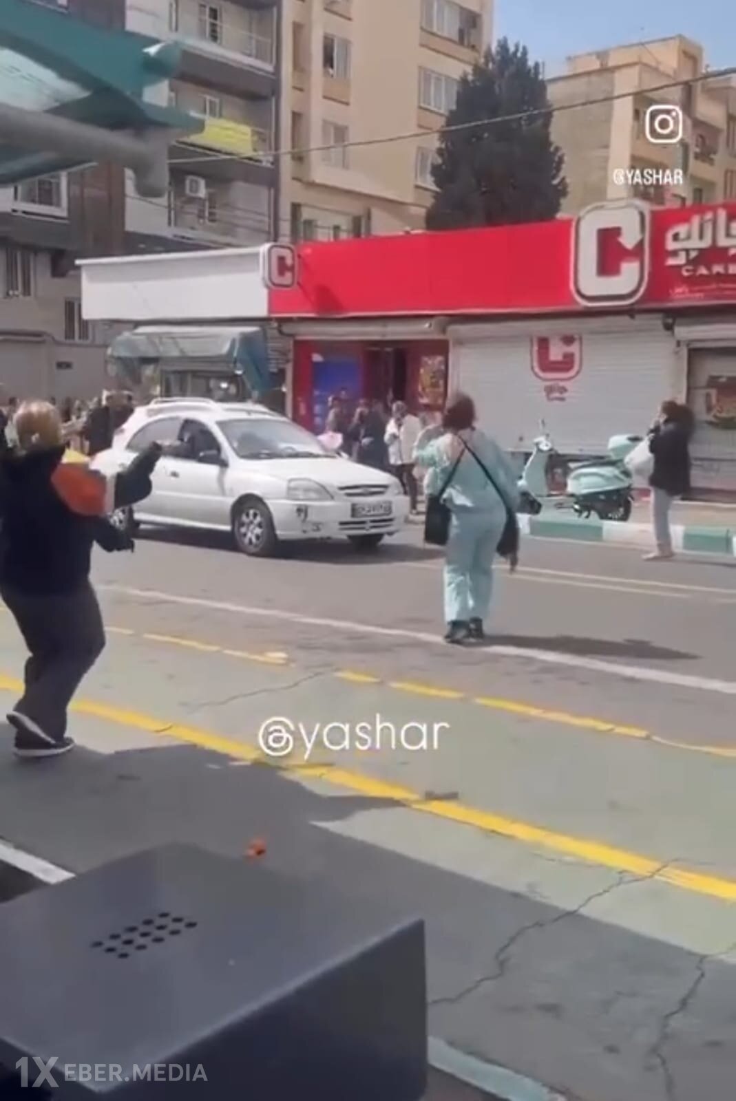 Bəzi iranlılar ABŞ-ın hücumlarını paytaxt Tehranda rəqs edərək qeyd edirlər