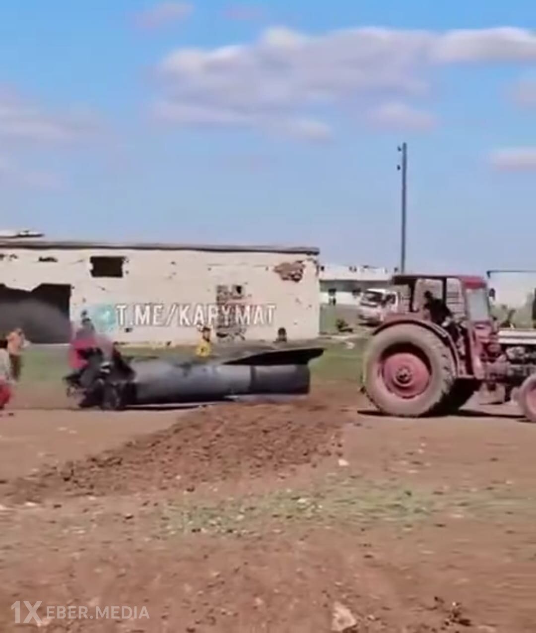 Suriyalı fermer vurulmuş İran ballistik raketinin qalıqlarını oğurlamağa cəhd edib-VİDEO