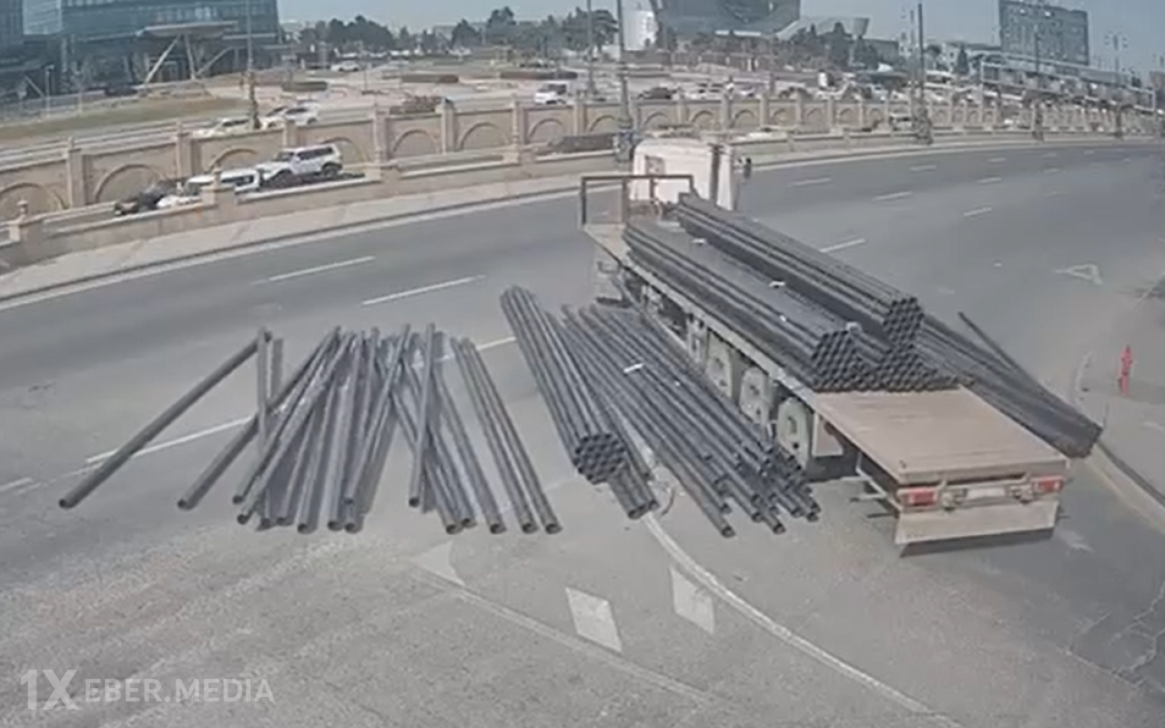 Bakıda daşınan yük yola dağıldı, hərəkət çətinləşdi - VİDEO