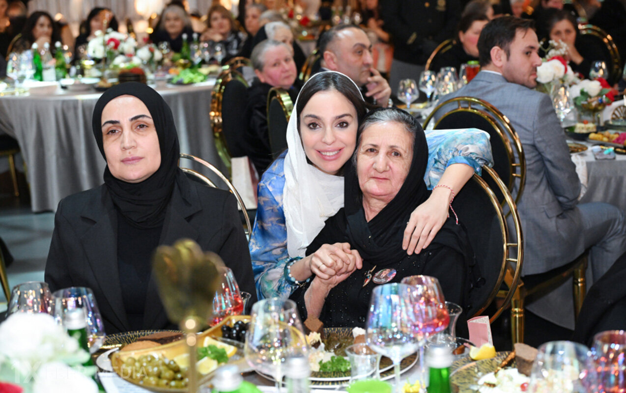 Leyla Əliyeva şəhid anaları ilə iftar süfrəsində - Fotolar