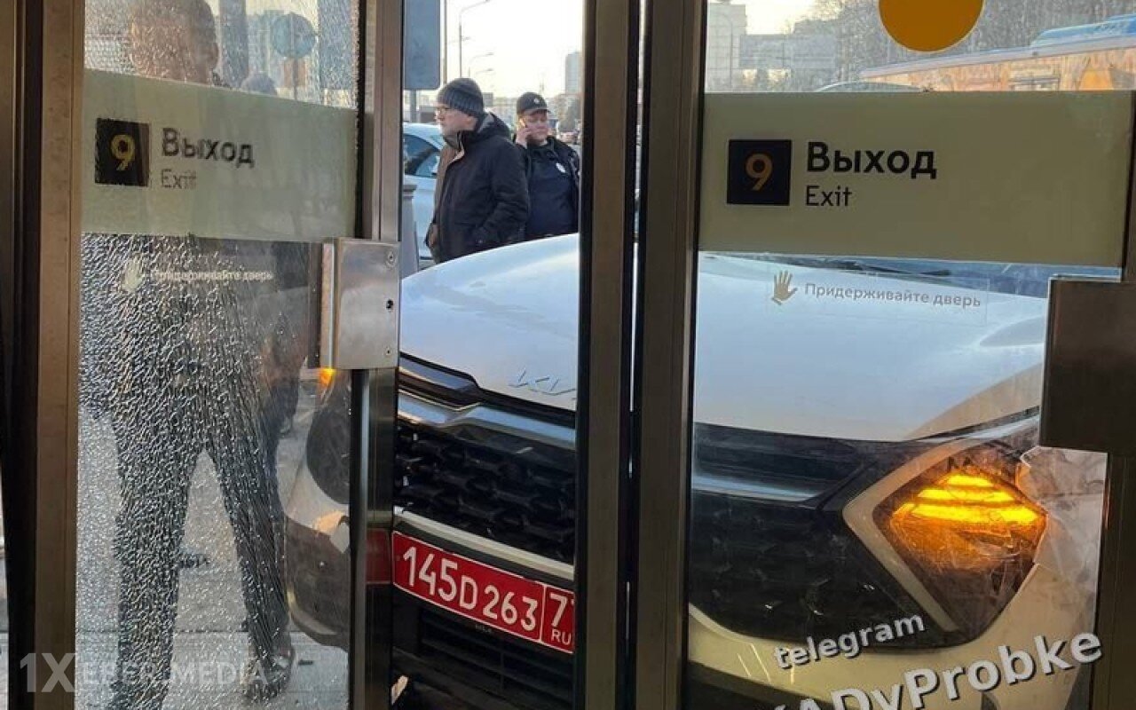 Moskvada Azərbaycan səfirliyinin avtomobili qəzaya düşdü