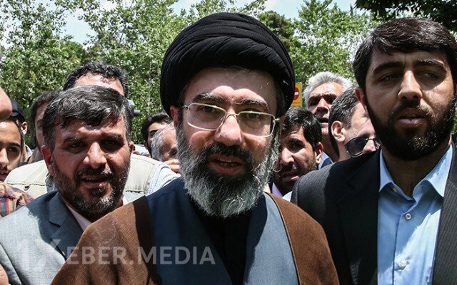 Xameneinin oğlu bu ölkədə dəbdəbəli mülklərə sahibdir