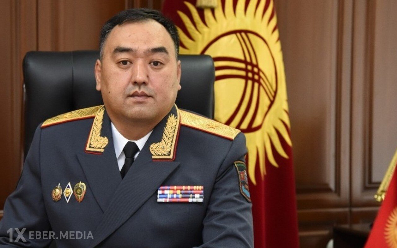 Qırğızıstanın DİN rəhbəri siqaret çəkdiyinə görə cərimələndi