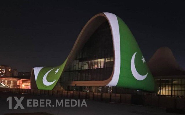 Heydər Əliyev Mərkəzi Pakistan bayrağının rəngləri ilə işıqlandırıldı